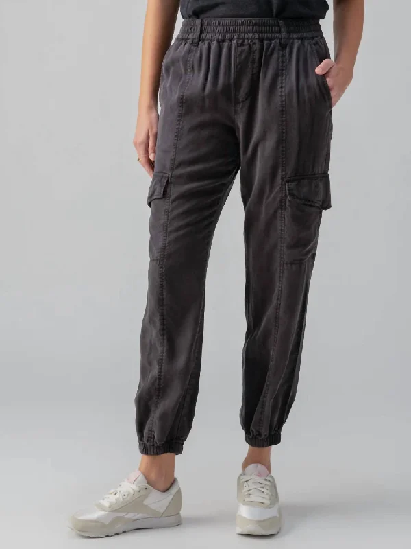 Sports Zipper Style Relaxed Rebel Pant In Black